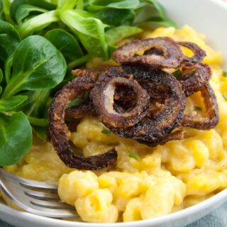 Cheesy Spaetzle (vegan) with fried onions