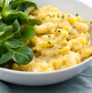 Cheesy Spaetzle (Vegan) with chives