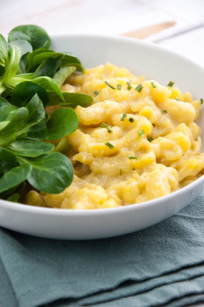 Cheesy Spaetzle (Vegan) with chives