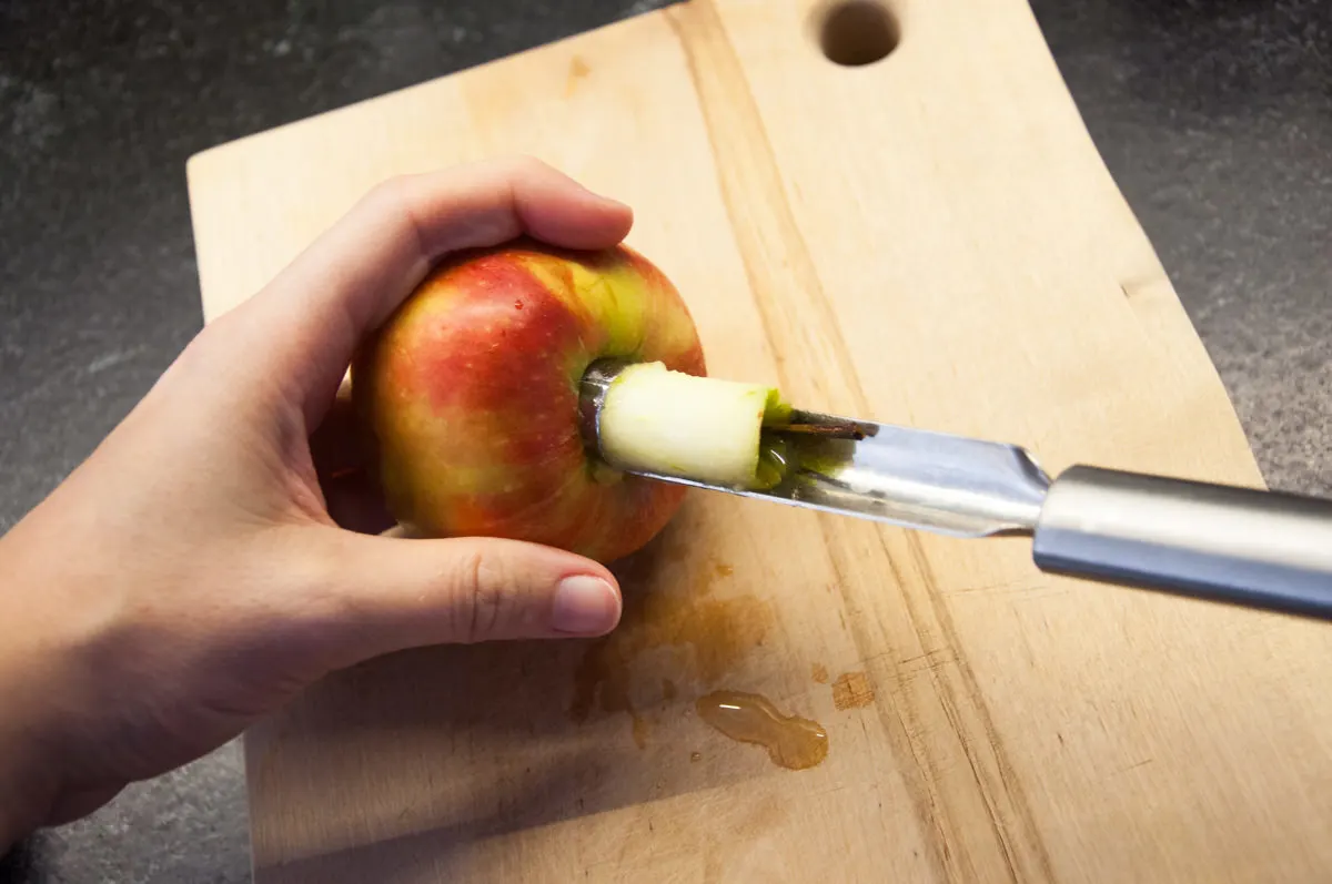 removing apple core