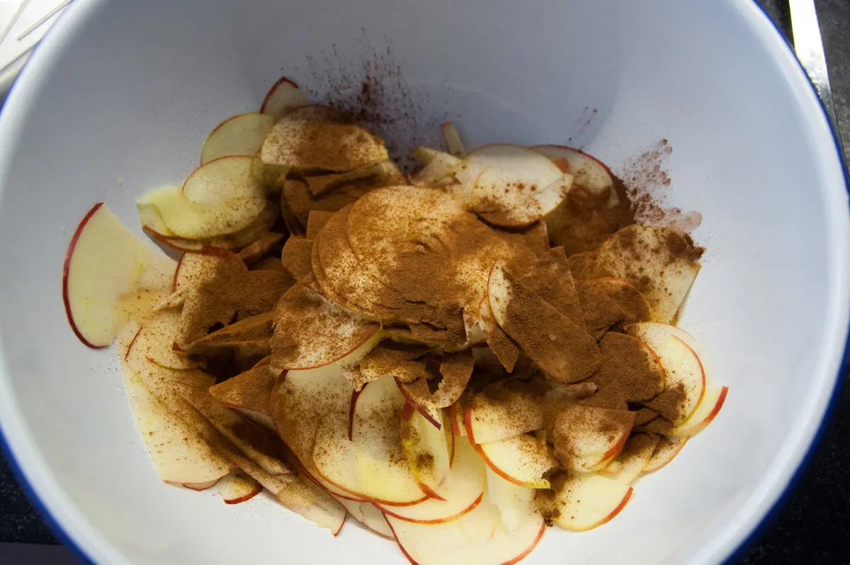 sliced apples and cinnamon