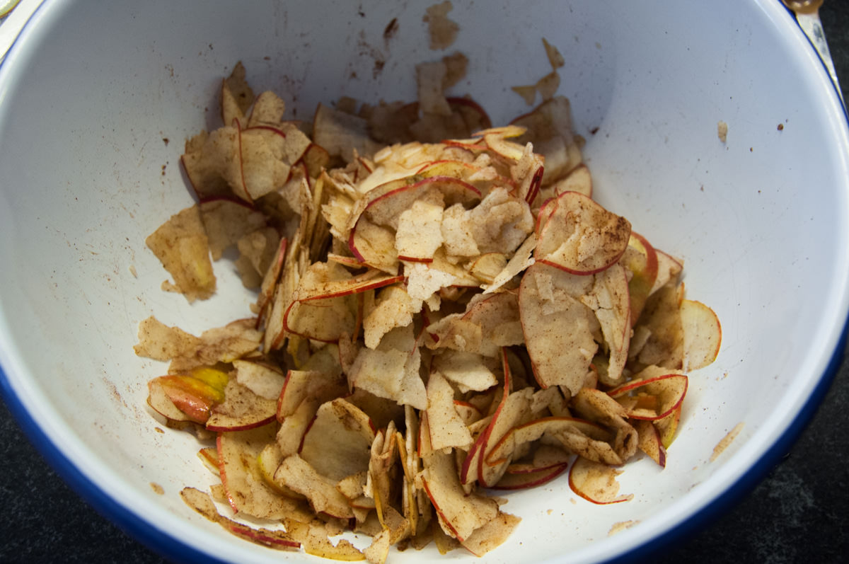 sliced apples and cinnamon