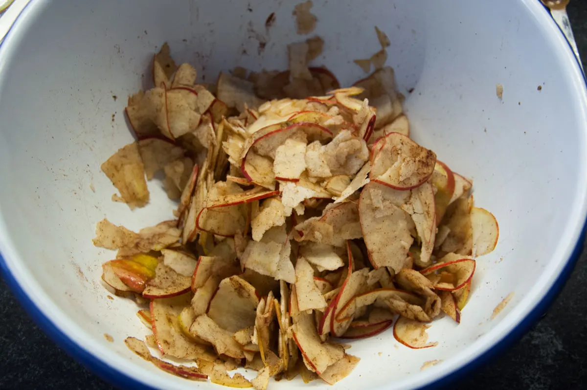 sliced apples and cinnamon