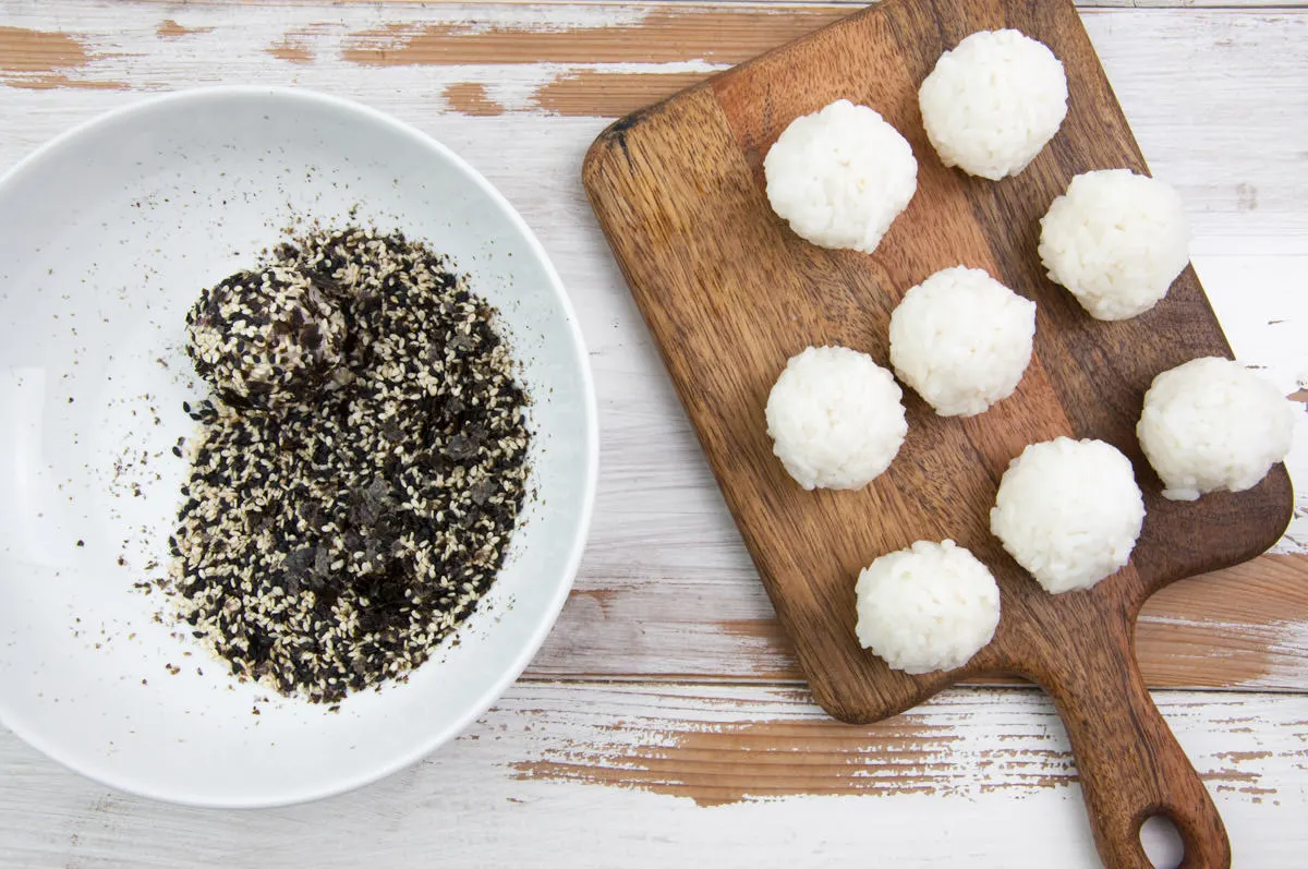 sushi rice balls and sesame-nori-seasoning