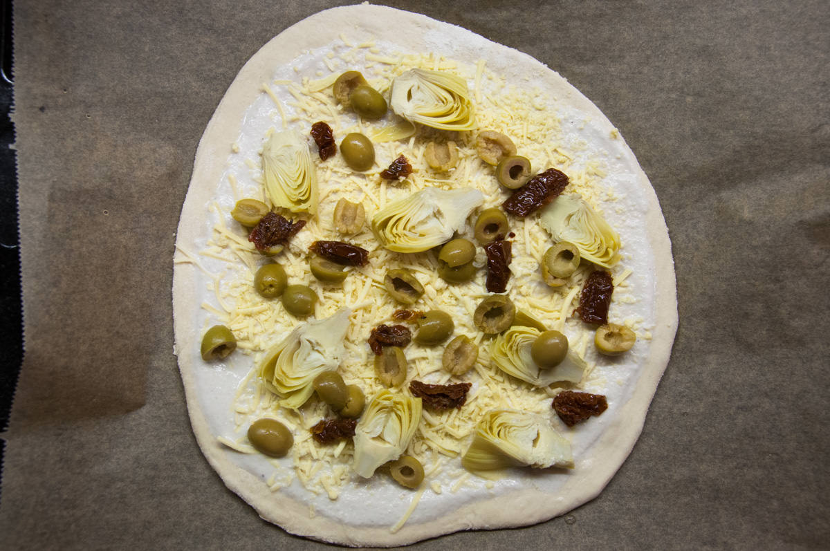 vegan white pizza with toppings