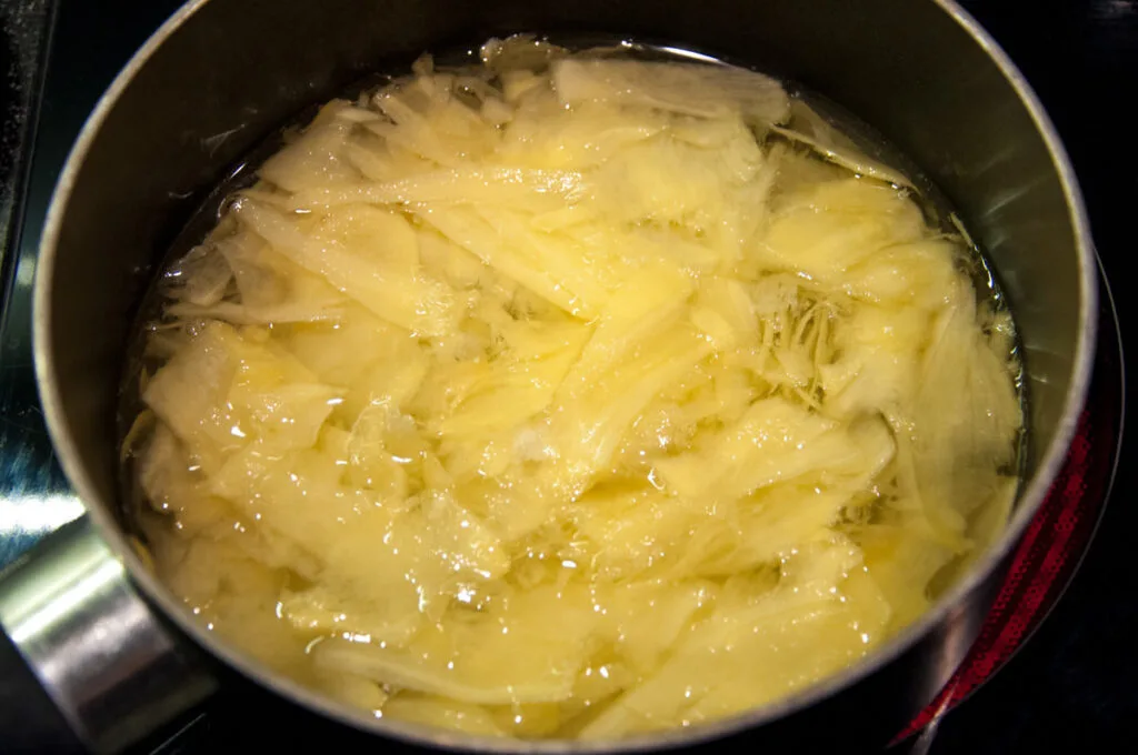 ginger slices in pot