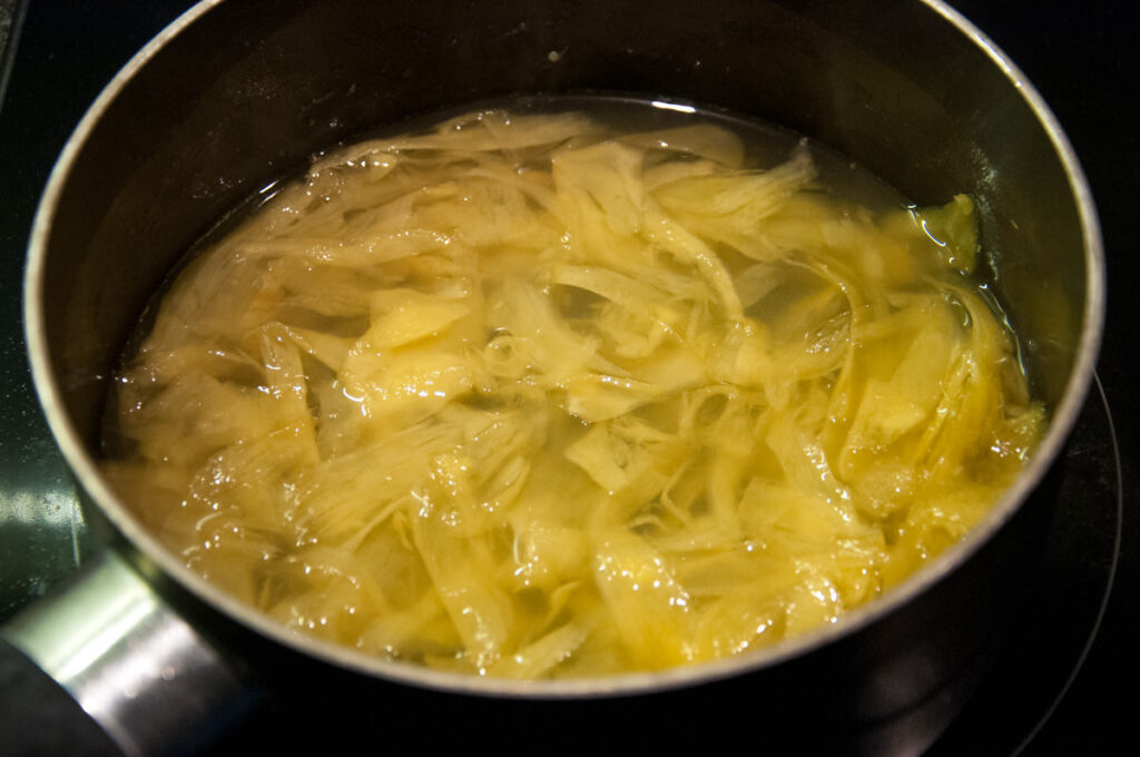 ginger slices in pot