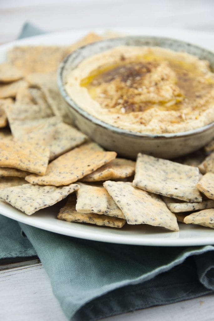 Vegane Mohncracker serviert mit Hummus