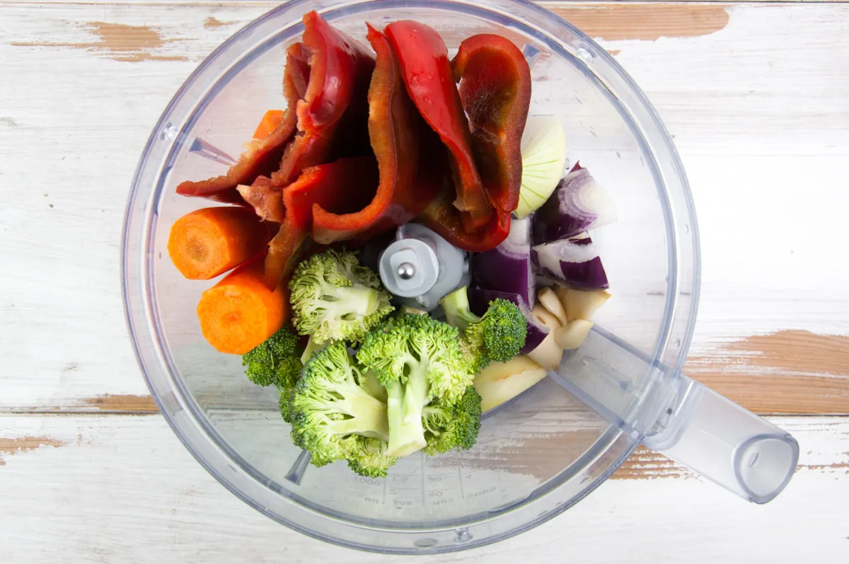 red pepper, carrots, onions, garlic, broccoli in food processor
