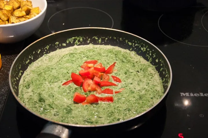 spinach curry and tomato