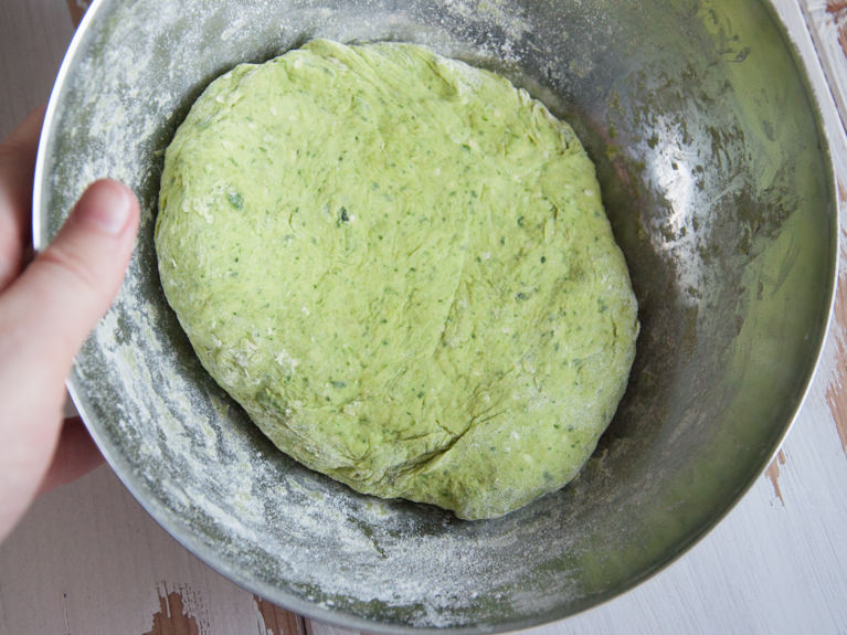 Green dough for making spinach crackers
