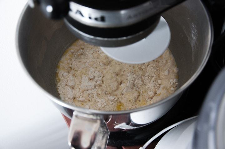 příprava chlebového těsta v kuchyňském robotu