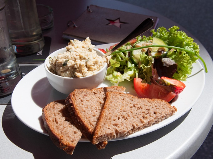 Vegan in Linz - Hummus Plate Café Stern| ElephantasticVegan.com