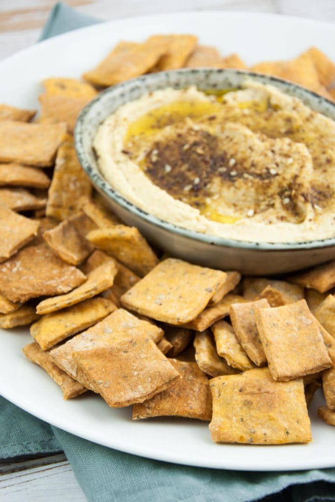 Galletas para pizza Veganas servidas con Humus de Za'atar'atar Hummus