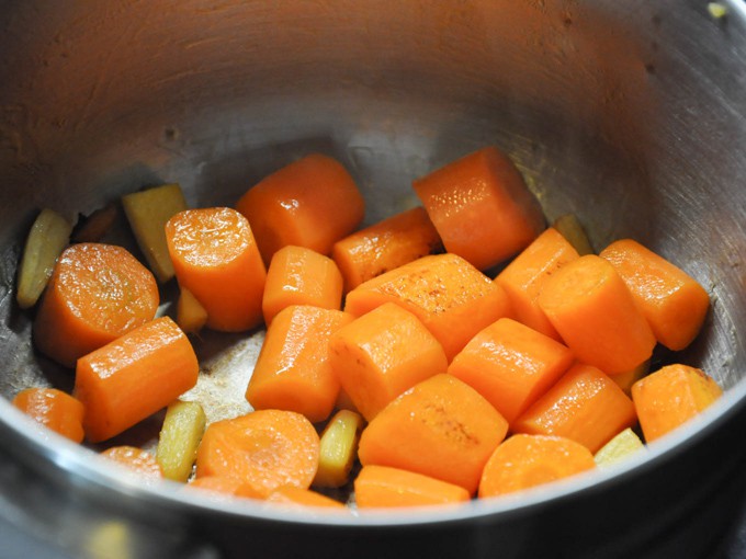 Vegan Carrot Ginger Soup | ElephantasticVegan.com