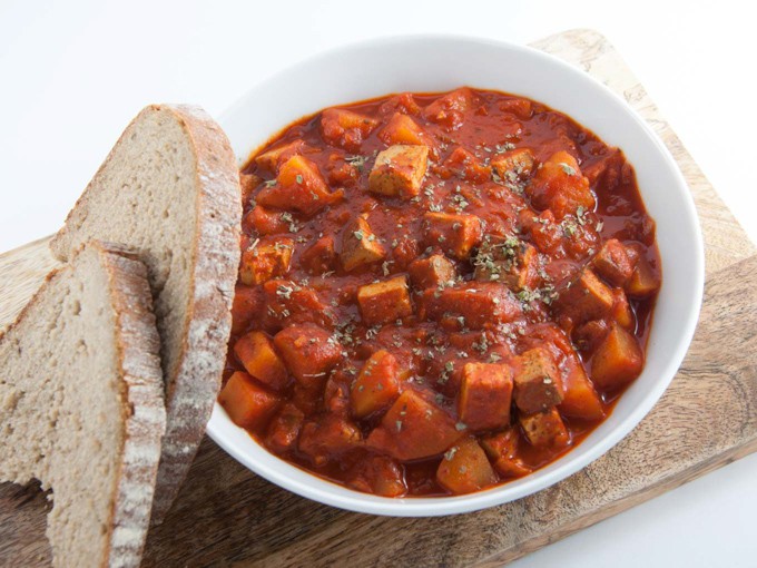 Veganes Gulasch mit Räuchertofu und Kartoffeln Rezept | Elephantastic Vegan