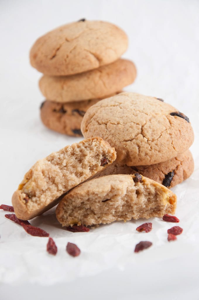 Ginger Goji Cookies | ElephantasticVegan.com