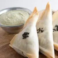 Baked Samosas filled with spinach & potatoes | ElephantasticVegan.com