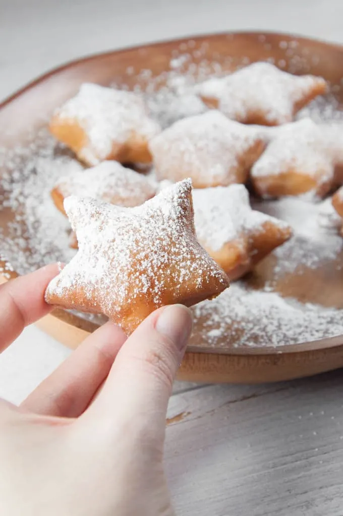 Powdered Sugar Snow Star Donuts (vegan) | ElephantasticVegan.com