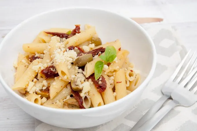 Mediterranean Pasta with Almond Feta (vegan) | ElephantasticVegan.com