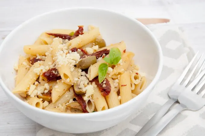 Mediterranean Pasta with Almond Feta (vegan) | ElephantasticVegan.com
