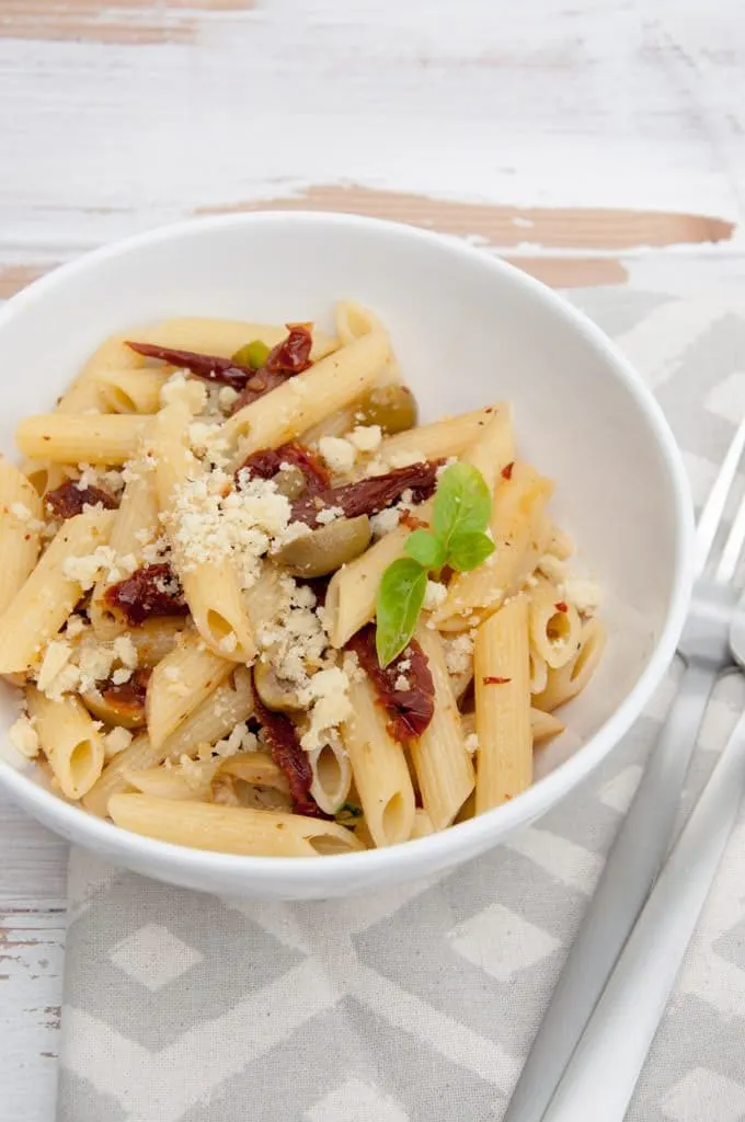 Mediterranean Pasta with Almond Feta (vegan) | ElephantasticVegan.com