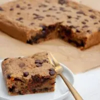 Vegan Carrot Cake Blondies with Chocolate Chips | ElephantasticVegan.com