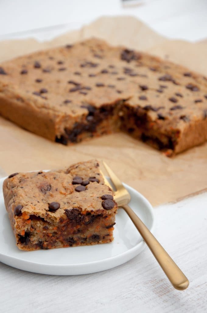 Vegan Carrot Cake Blondies with Chocolate Chips | ElephantasticVegan.com