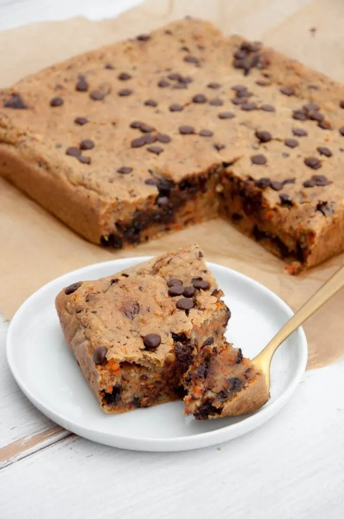 Vegan Carrot Cake Blondies with Chocolate Chips | ElephantasticVegan.com