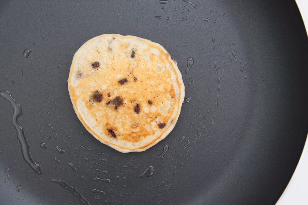 Fluffige Bananen-Pancakes mit Schokostückchen Rezept | Elephantastic Vegan