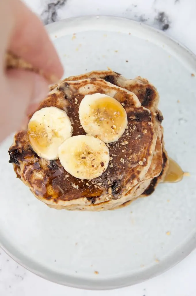 Fluffige Bananen-Pancakes mit Schokostückchen Rezept | Elephantastic Vegan