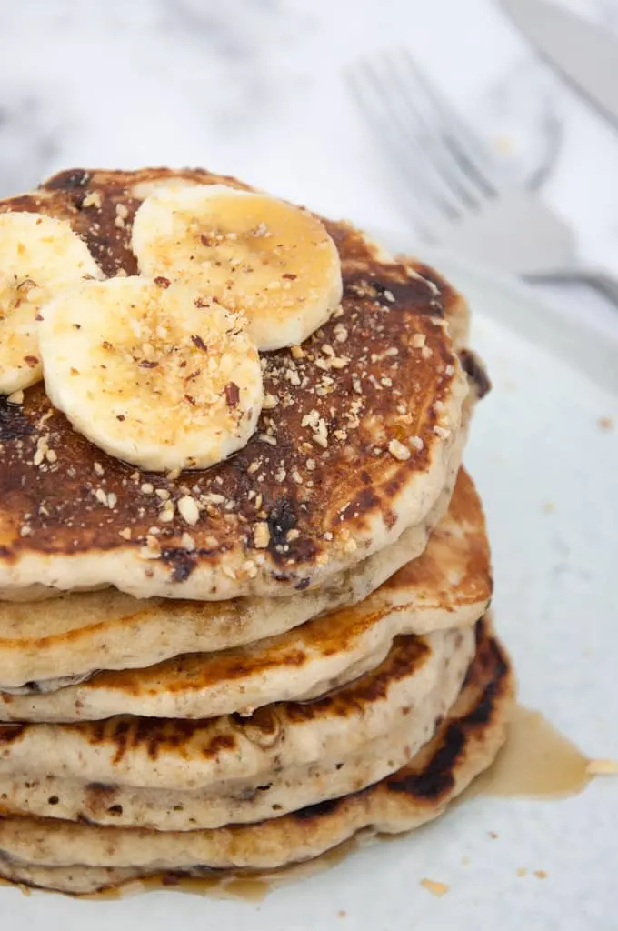 Fluffige Bananen-Pancakes mit Schokostückchen Rezept | Elephantastic Vegan