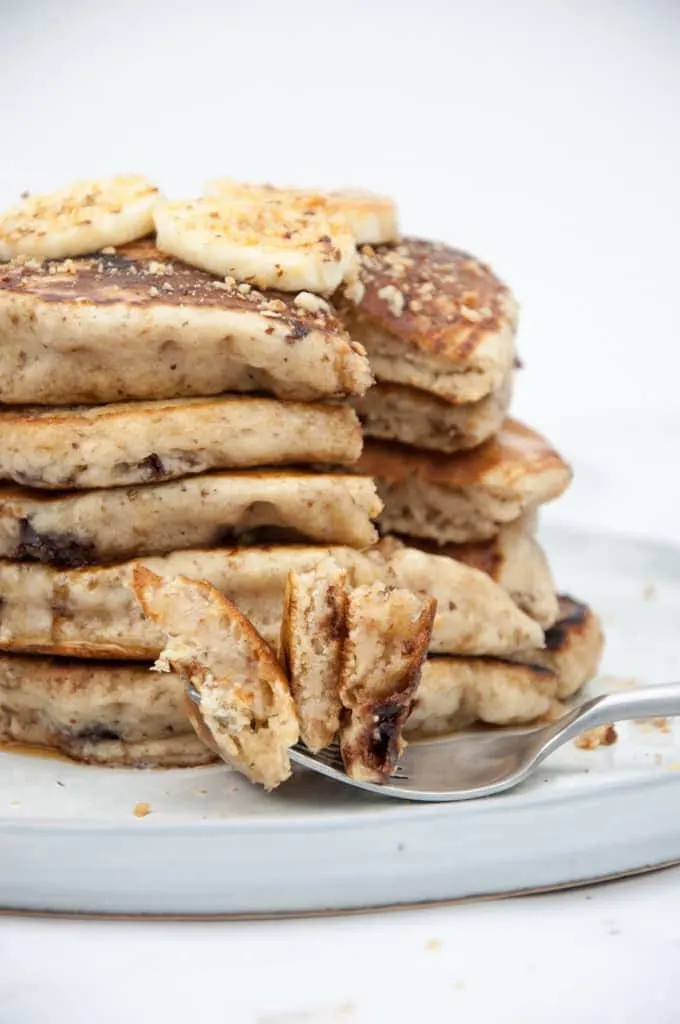 Fluffige Bananen-Pancakes mit Schokostückchen Rezept | Elephantastic Vegan