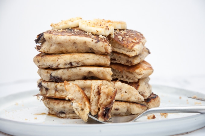 Fluffige Bananen-Pancakes mit Schokostückchen Rezept | Elephantastic Vegan