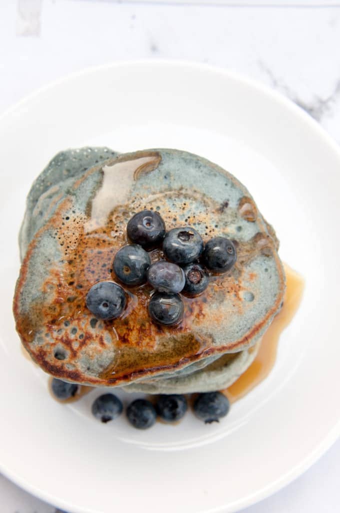 Vegan Blue-Berry Pancakes - Naturally Colored | ElephantasticVegan.com