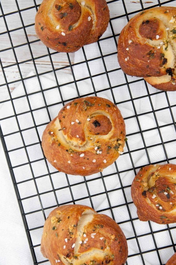 Vegan Pretzel Garlic Knots | ElephantasticVegan.com