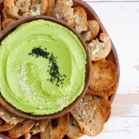 Oil-Free Spinach Hummus with crispy Bread Chips