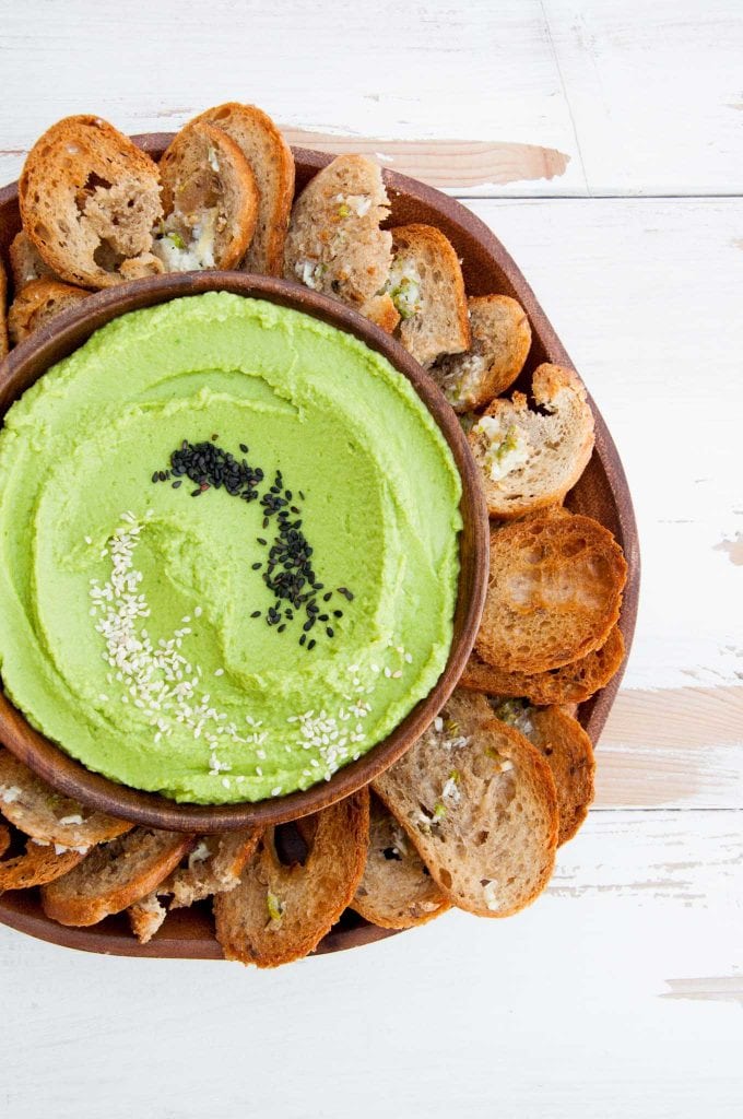 Oil-Free Spinach Hummus with Crispy Bread Chips