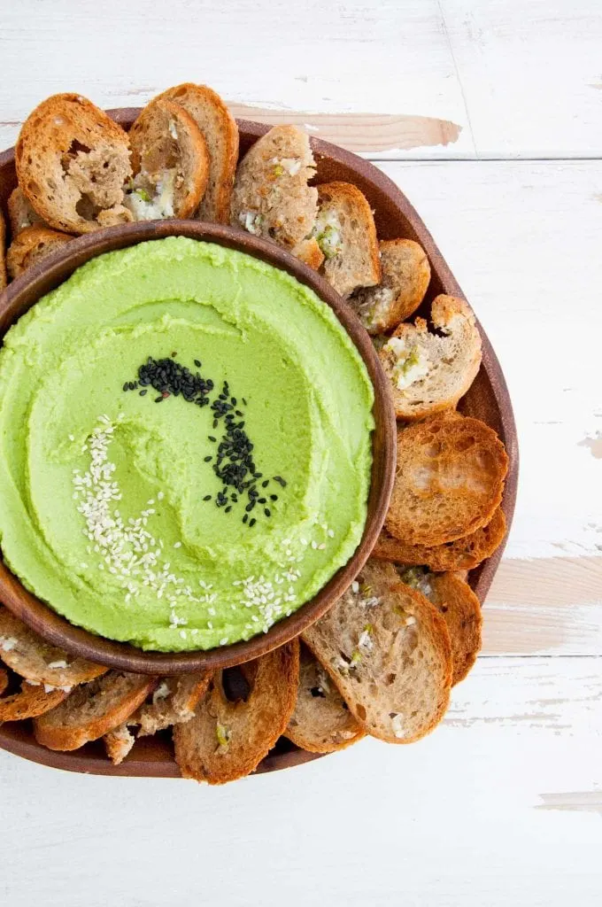 Oil-Free Spinach Hummus with crispy Bread Chips