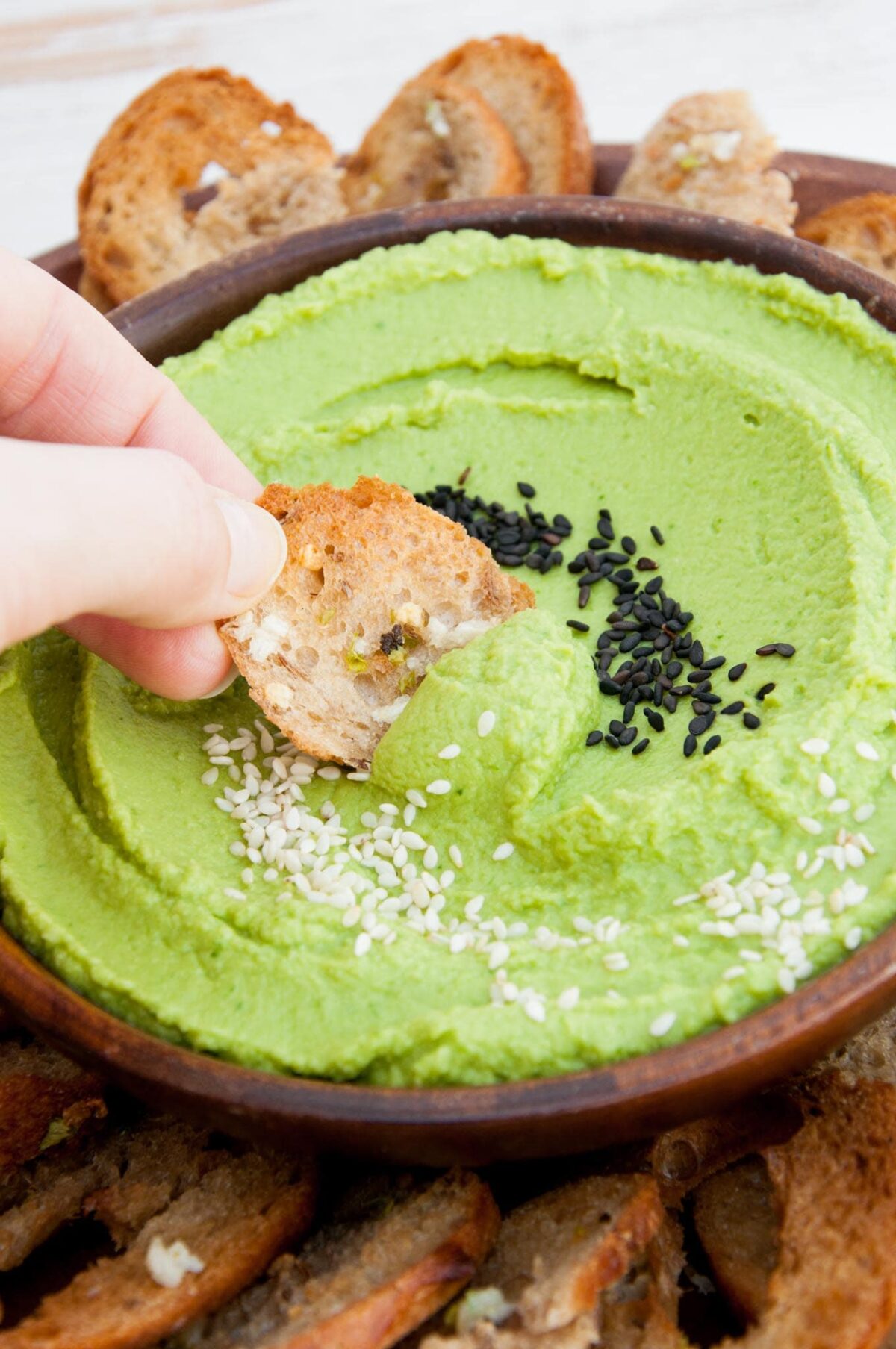 Crispy Bread Chips in Spinach Hummus