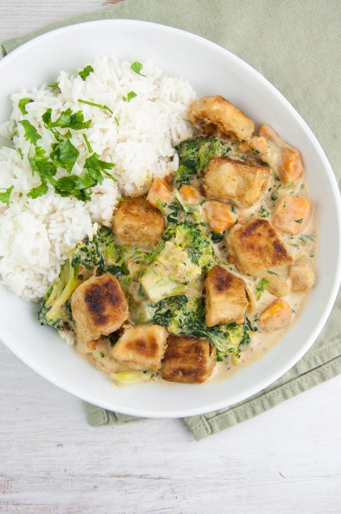 Veganes Kokosmilch Curry mit knusprigem Tofu - Elephantastic Vegan