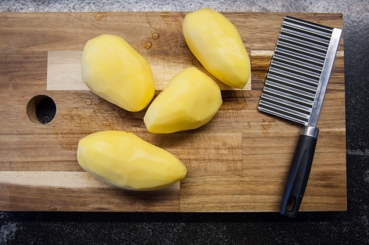 How to make crinkle-cut chips with a potato slicer machine?