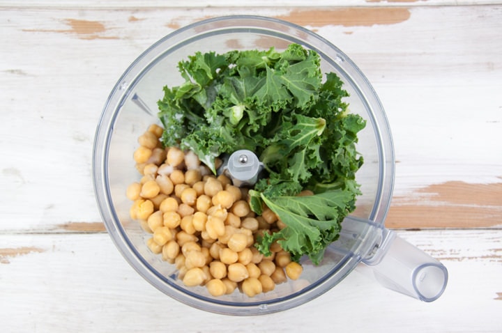 kale and chickpeas in food processor