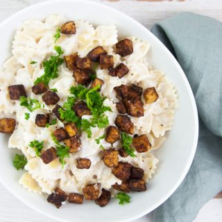 vegan carbonara with tempeh bits