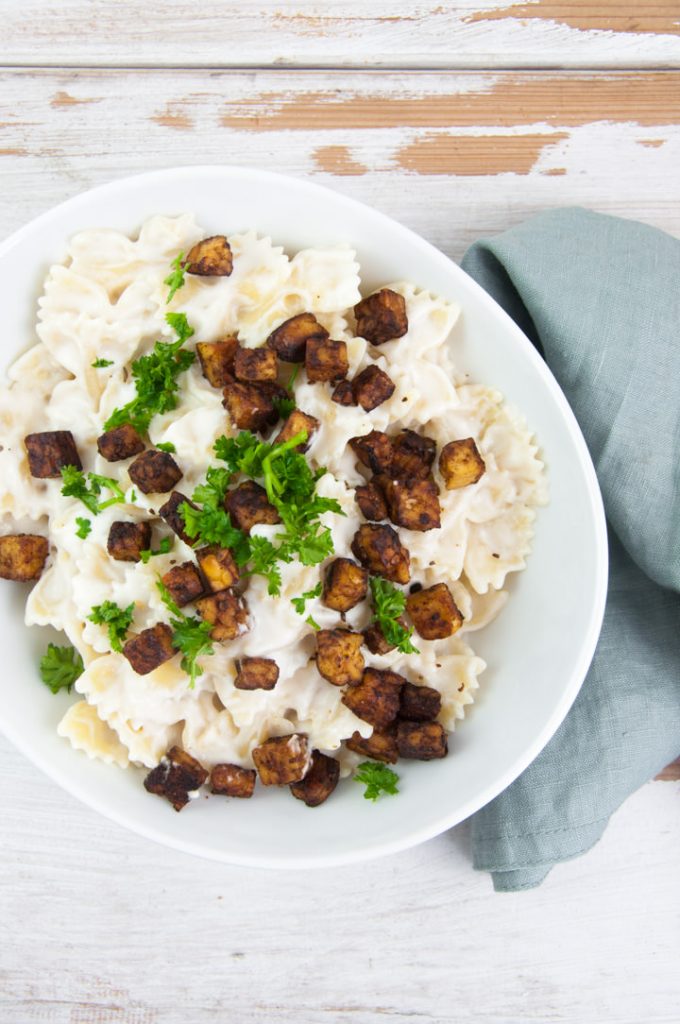 vegan carbonara with tempeh bits