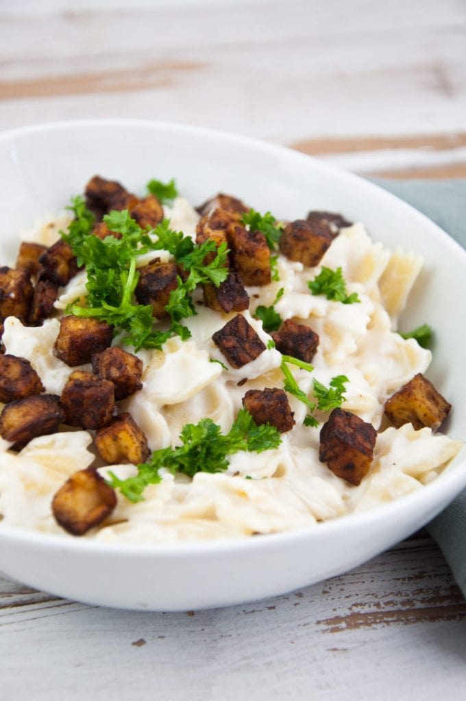 vegan carbonara with tempeh bits