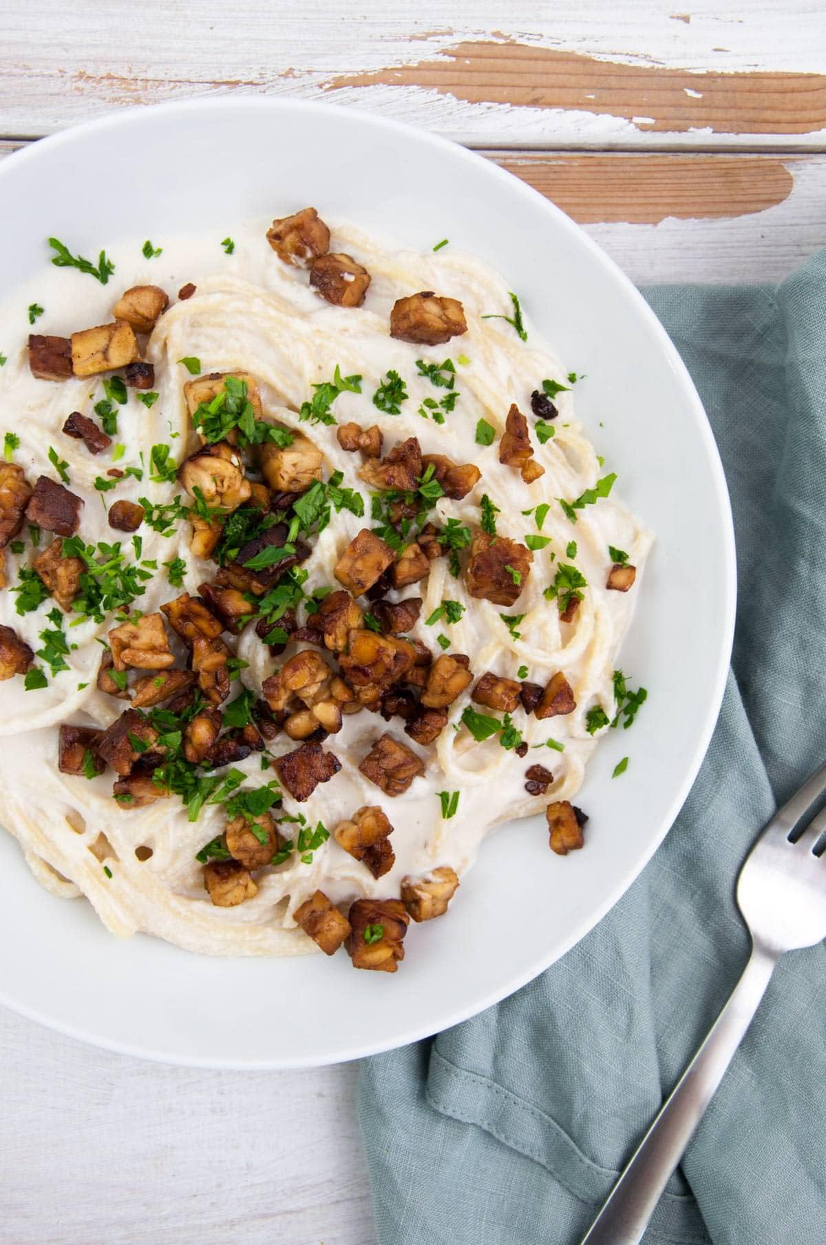 Vegan Spaghetti Carbonara with smoky tempeh bits