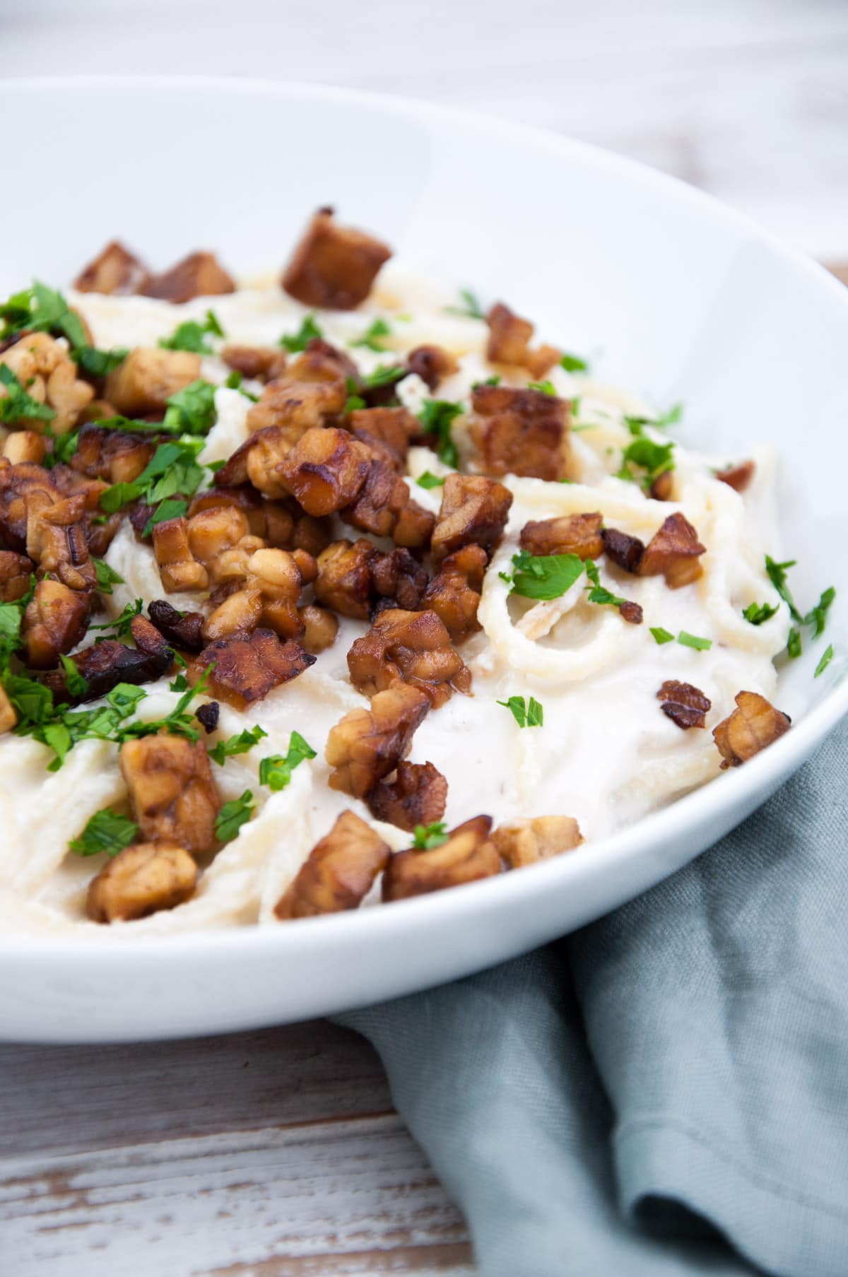 Vegan Spaghetti Carbonara with smoky tempeh bits