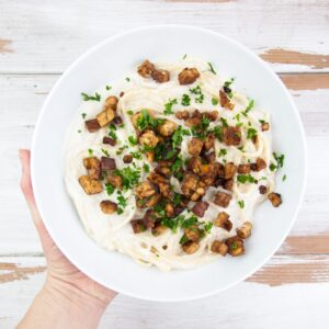 Vegan Spaghetti Carbonara with smoky tempeh bits