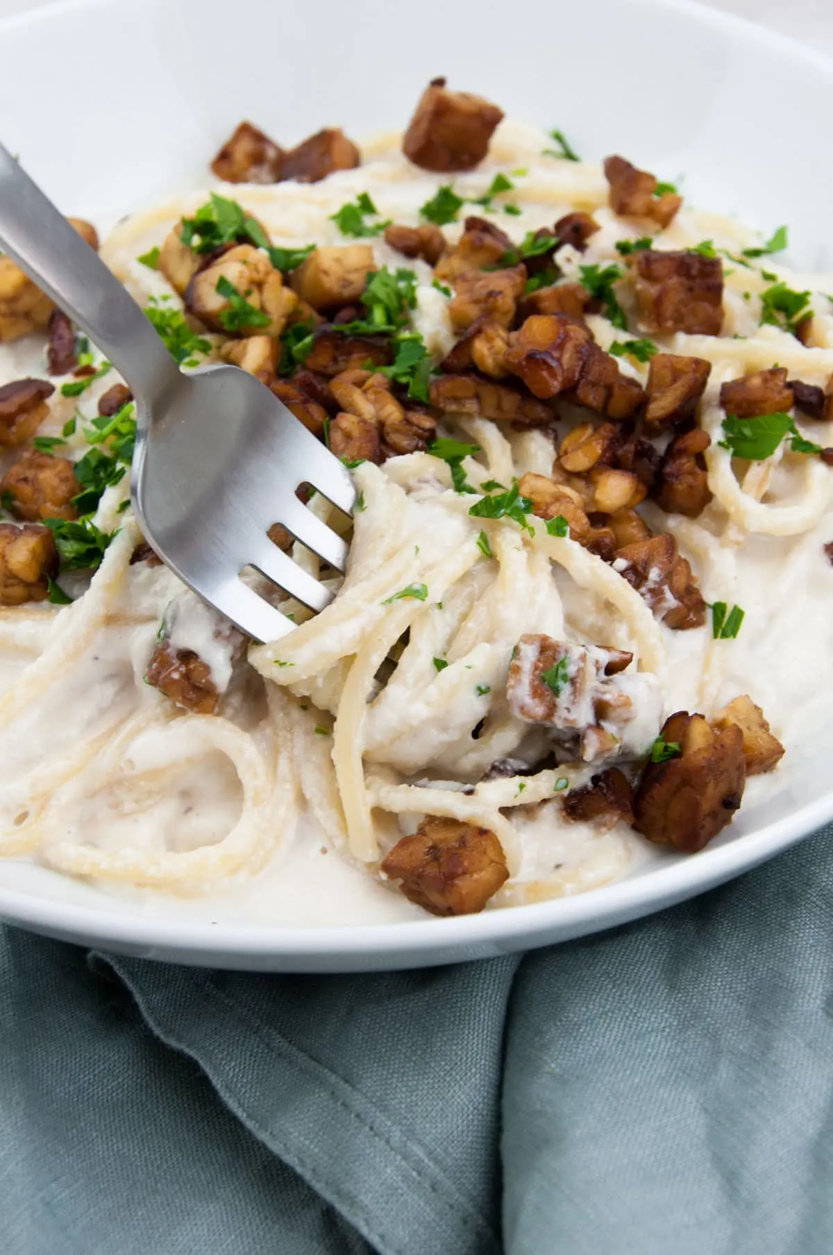 Vegan Spaghetti Carbonara with smoky tempeh bits